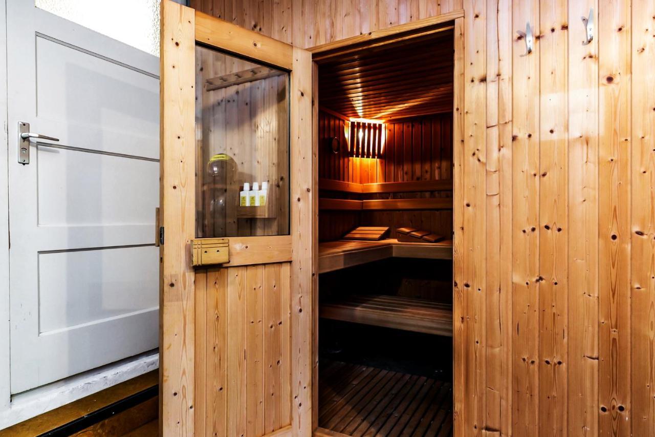 De Kapiteinshut Aan De Rivier Met Xl Ligbad En Sauna Lekkerkerk Luaran gambar