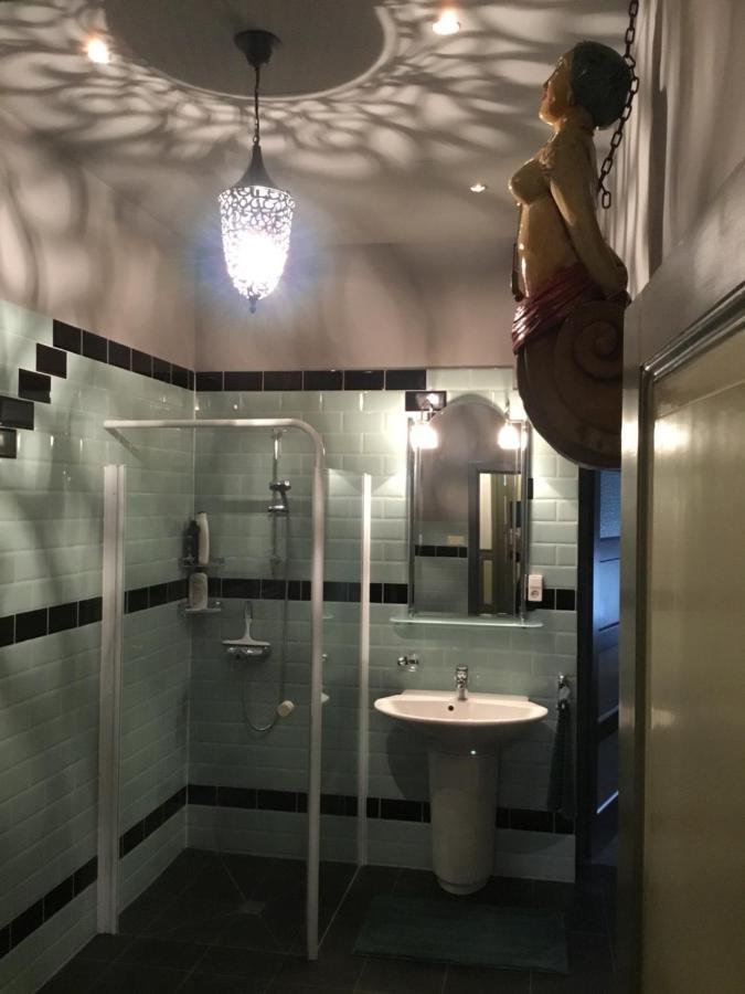 De Kapiteinshut Aan De Rivier Met Xl Ligbad En Sauna Lekkerkerk Luaran gambar