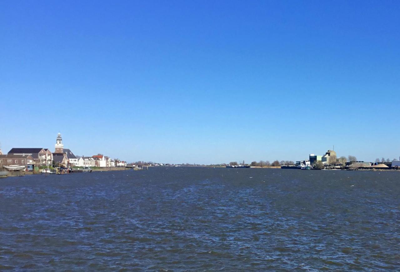 De Kapiteinshut Aan De Rivier Met Xl Ligbad En Sauna Lekkerkerk Luaran gambar