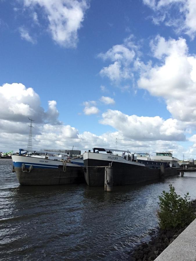 De Kapiteinshut Aan De Rivier Met Xl Ligbad En Sauna Lekkerkerk Luaran gambar