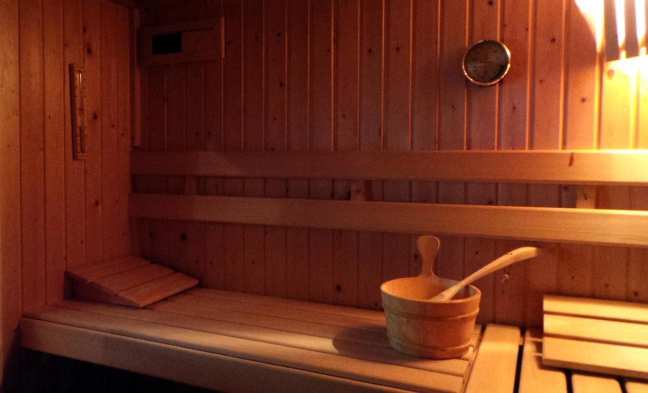 De Kapiteinshut Aan De Rivier Met Xl Ligbad En Sauna Lekkerkerk Luaran gambar