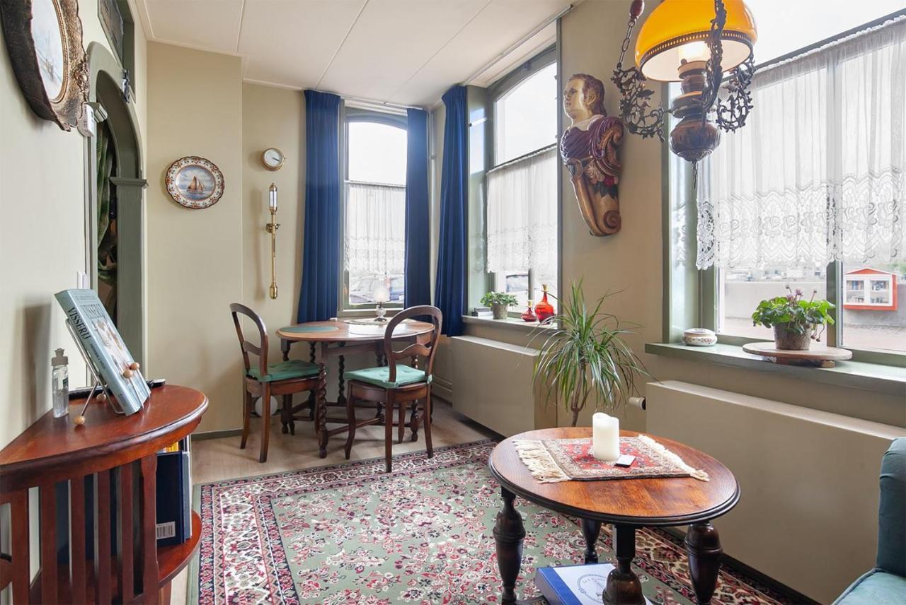 De Kapiteinshut Aan De Rivier Met Xl Ligbad En Sauna Lekkerkerk Luaran gambar