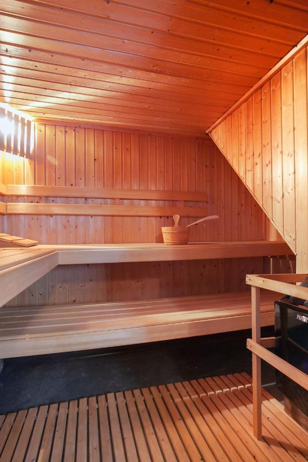 De Kapiteinshut Aan De Rivier Met Xl Ligbad En Sauna Lekkerkerk Luaran gambar
