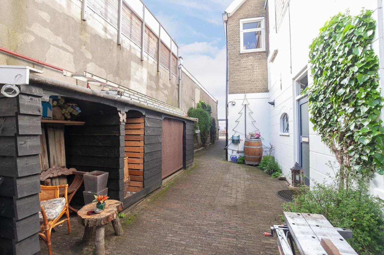 De Kapiteinshut Aan De Rivier Met Xl Ligbad En Sauna Lekkerkerk Luaran gambar