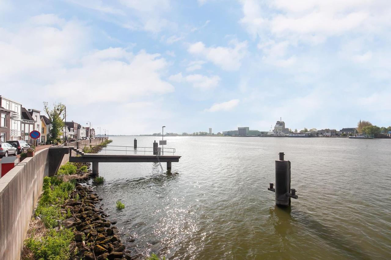 De Kapiteinshut Aan De Rivier Met Xl Ligbad En Sauna Lekkerkerk Luaran gambar